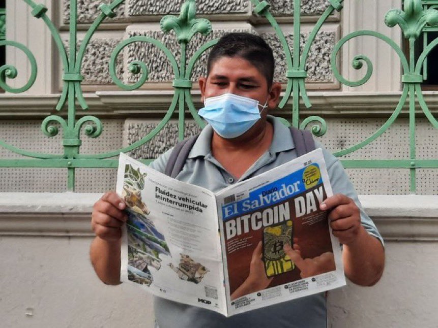 Mies lukee sanomalehteä Bitcoin -tiedoilla El Salvadorissa